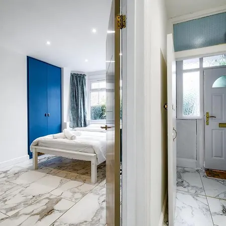 Luxurious 2 Bedroom Flat With Parking And Garden, 5 Mins Walk To Train Station And Bus Stop Opposite Property London Exterior photo