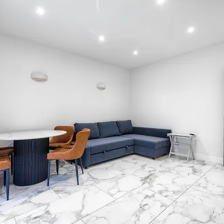 Luxurious 2 Bedroom Flat With Parking And Garden, 5 Mins Walk To Train Station And Bus Stop Opposite Property London Exterior photo