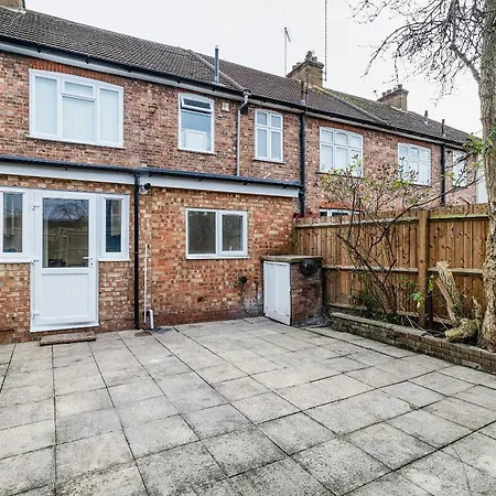 Luxurious 2 Bedroom Flat With Parking And Garden, 5 Mins Walk To Train Station And Bus Stop Opposite Property London Exterior photo