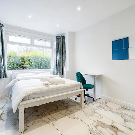 Luxurious 2 Bedroom Flat With Parking And Garden, 5 Mins Walk To Train Station And Bus Stop Opposite Property London Exterior photo